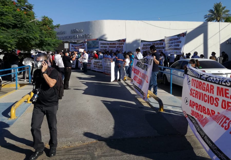 Se manifiestan gremios ante falta de atención medica