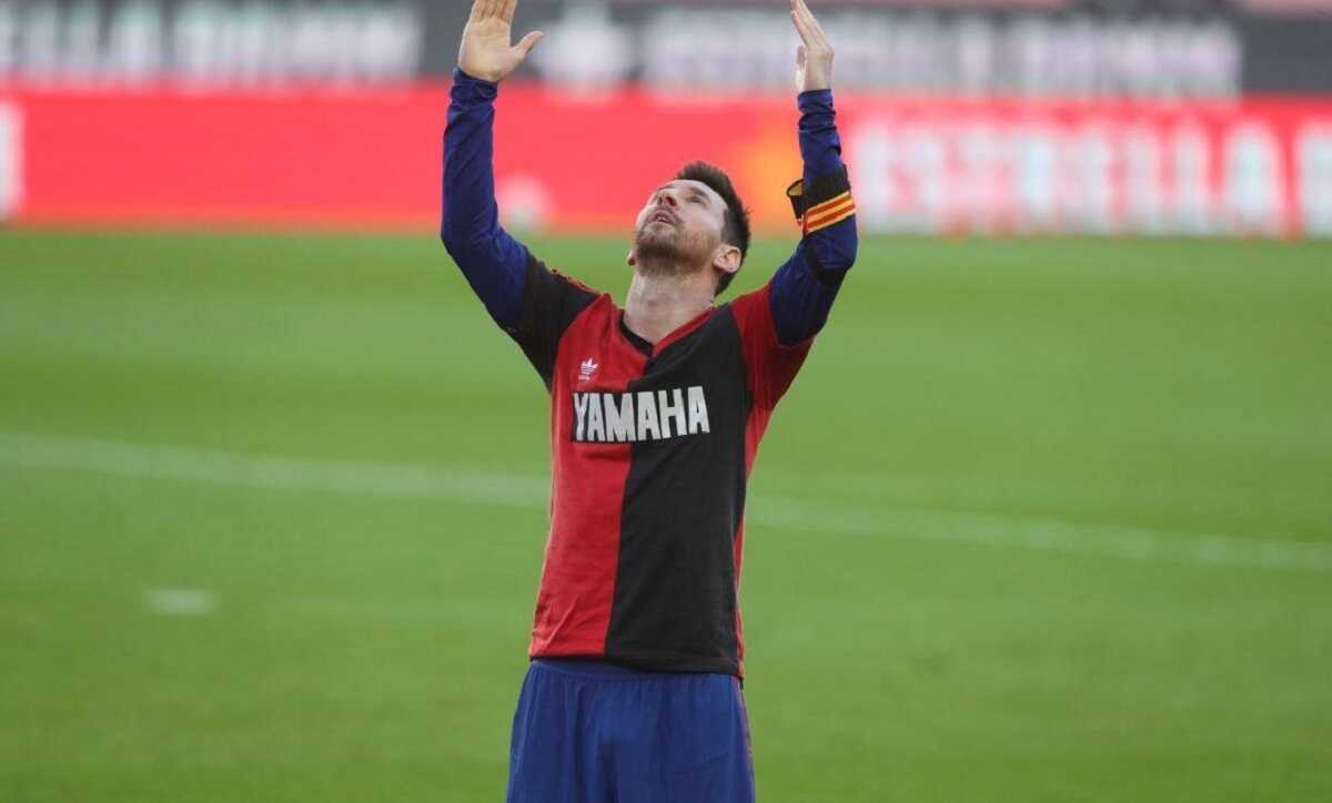 Barcelona golea y Messi hace homenaje a Maradona