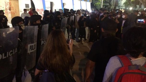 ¿Policías disparan a la marcha feminista en Cancún? ¿Casualidad?