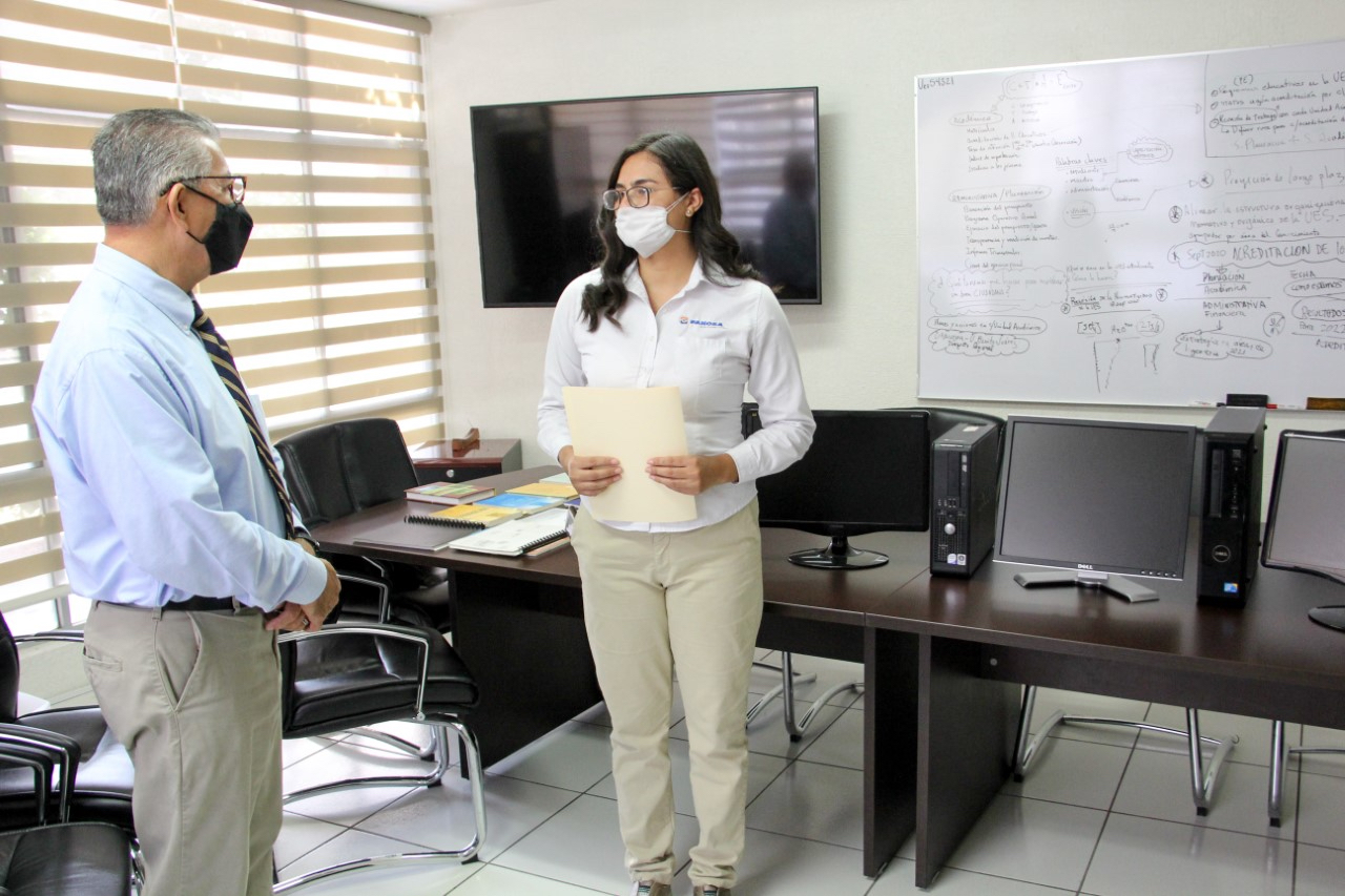 Donan computadoras a UES para apoyar a estudiantes indígenas