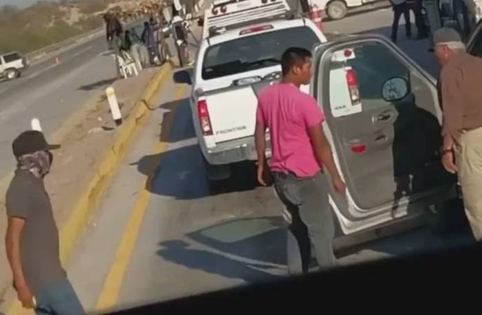 Yaquis amenazan con pistola a personas de la tercera edad