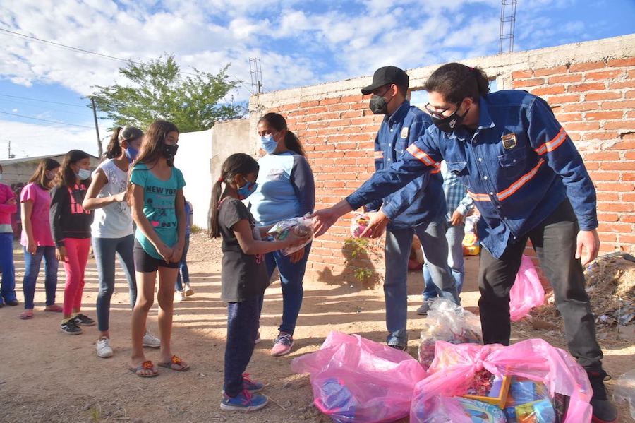 Reciben niñas y niños juguetes recopilados en reciclacentros de Hermosillo