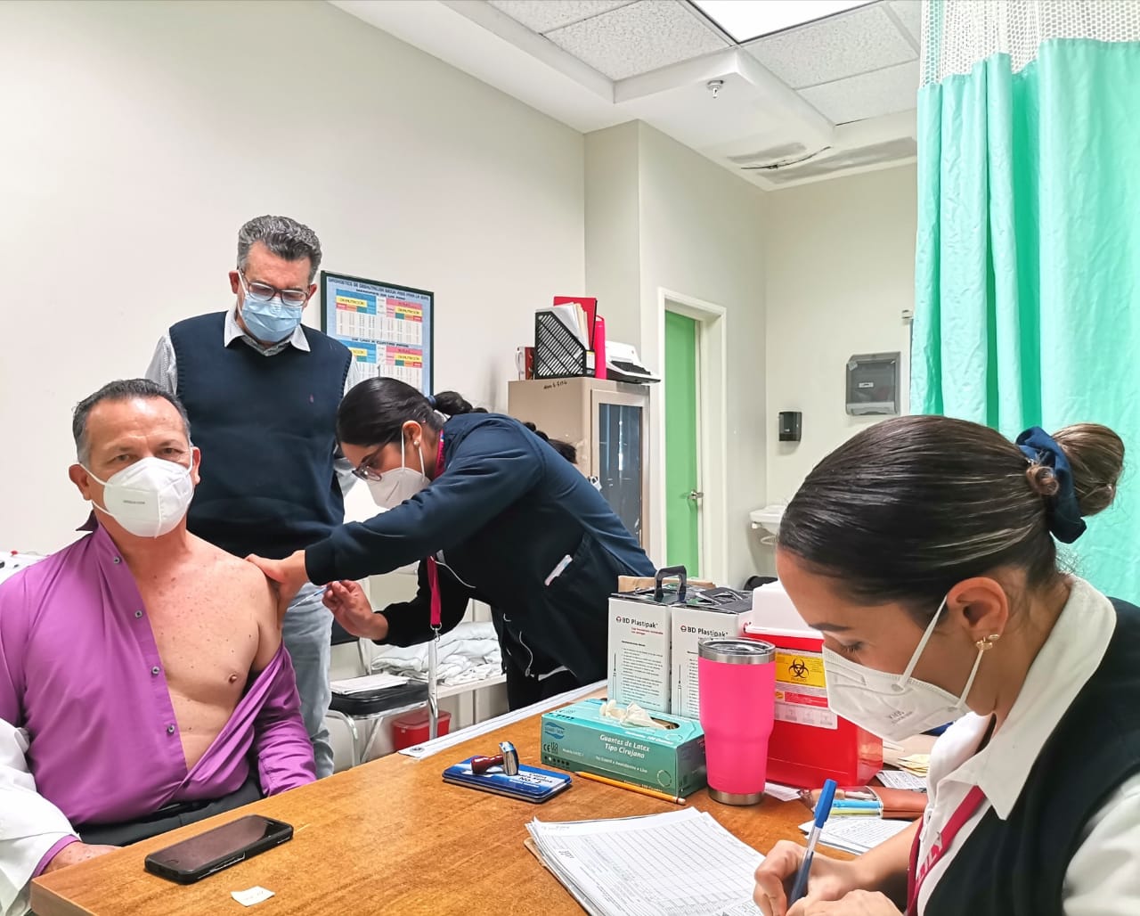 Avanza vacunación contra COVID-19 de primera línea de batalla Avanza vacunación contra COVID-19 de primera línea de batalla