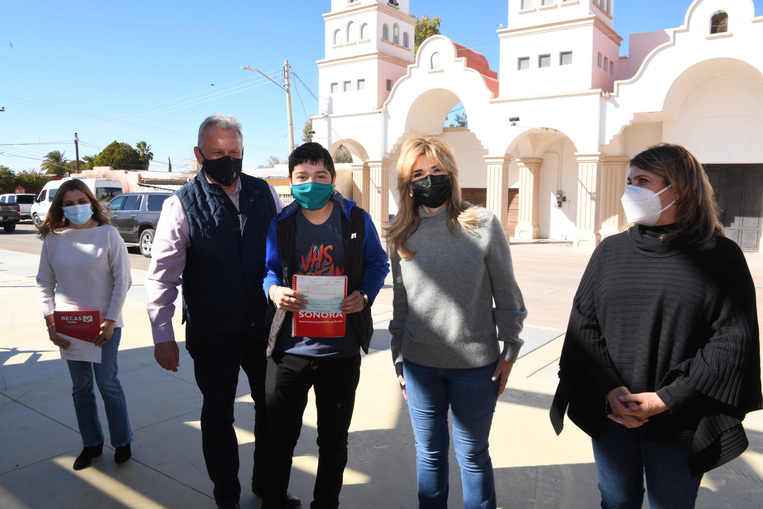 Beneficia Gobernadora con obras y apoyos a familias de Magdalena y Santa Ana; supervisa aplicación de vacunas contra COVID-19 a personal de salud