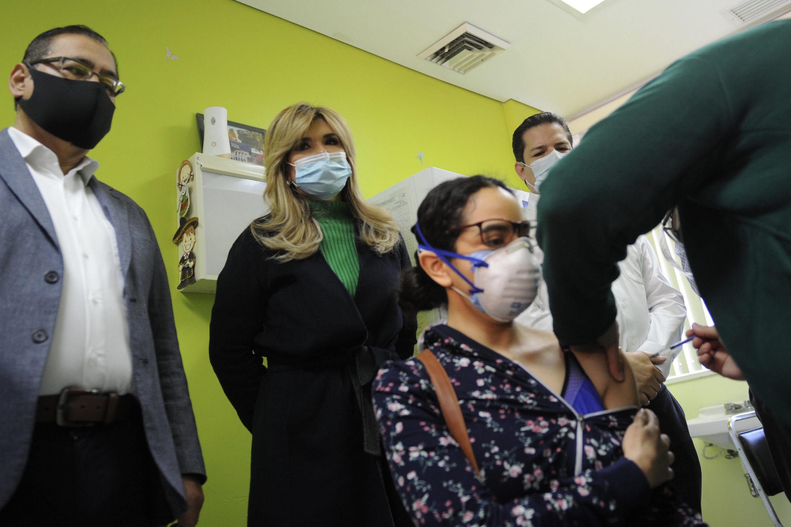 Entrega Gobernadora Pavlovich apoyos y obras y supervisa vacunación en municipios del sur del estado