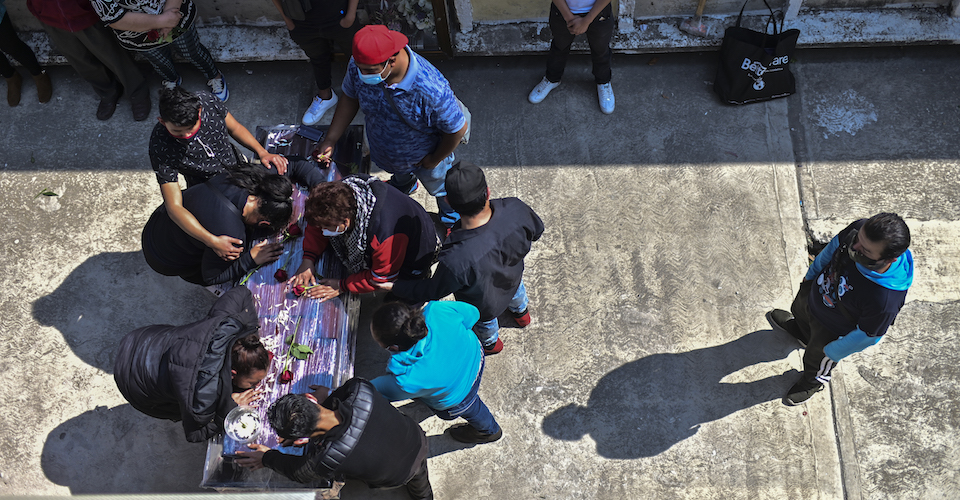 México registra nuevo récord de muertes y contagios de COVID en un día