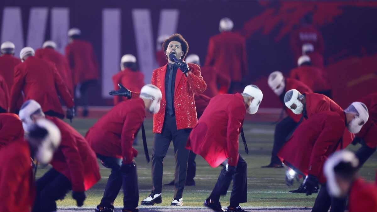 The Weeknd se anota un touchdown con llamativo show del medio tiempo del Super Bowl