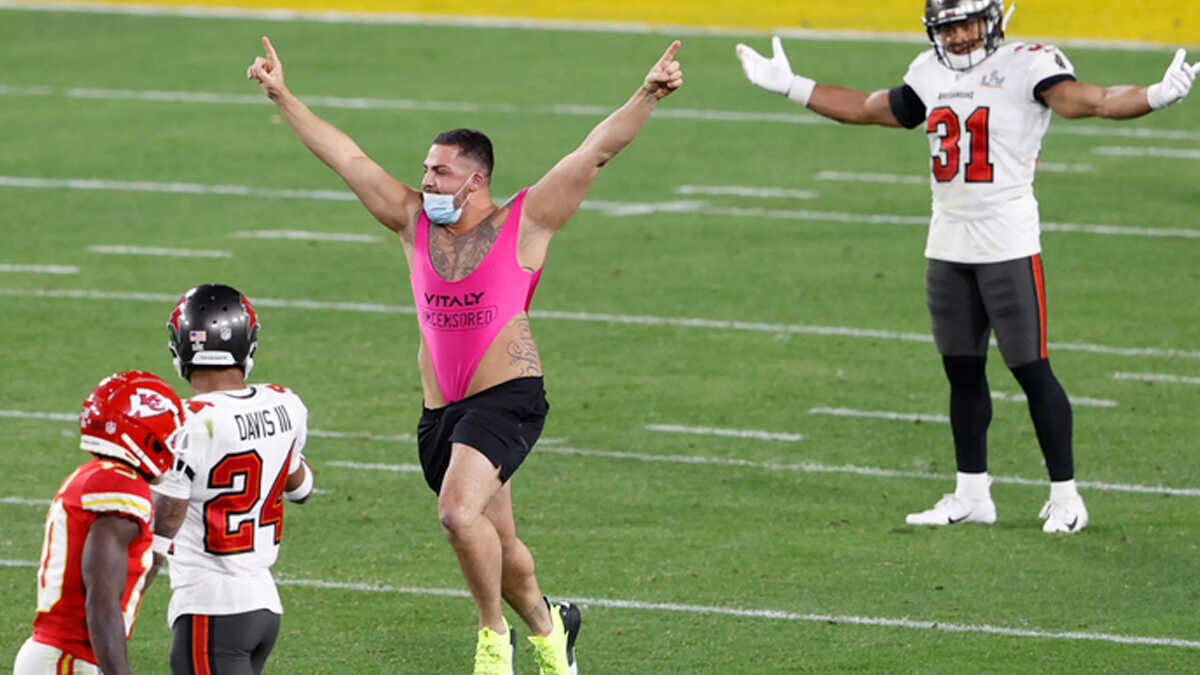 Fanático se mete a la cancha durante Super Bowl, es derribado por guardias