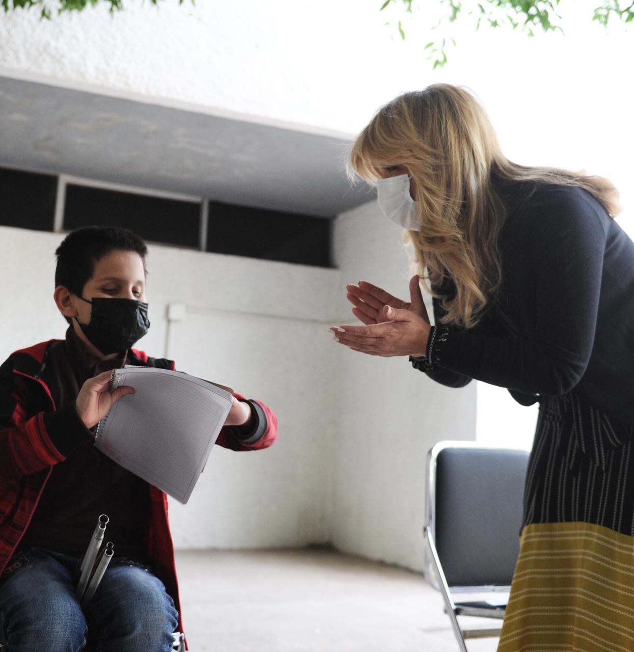Apoya Gobernadora con becas y estímulos educativos a niñas, niños y adolescentes con discapacidad
