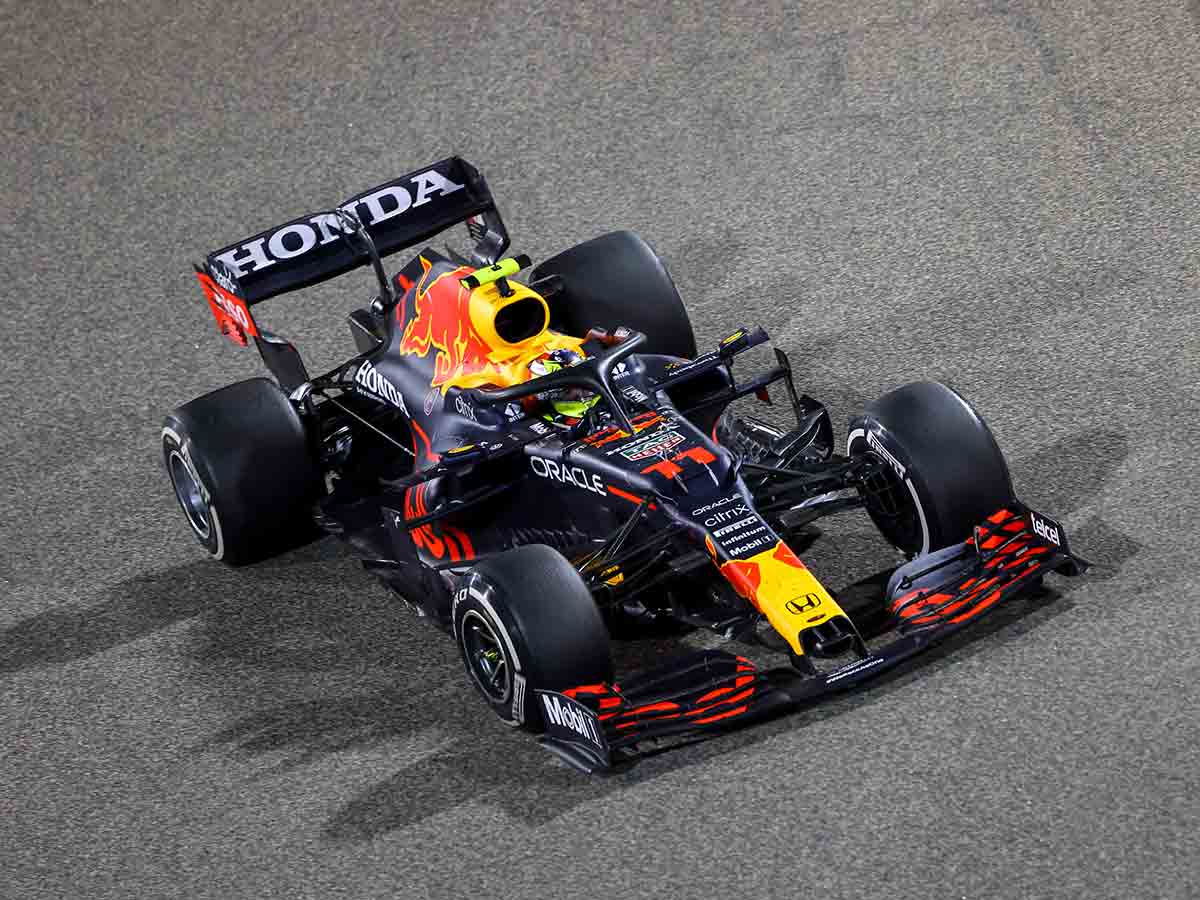 Espectacular remontada de ‘Checo’ y polémica en Bahréin