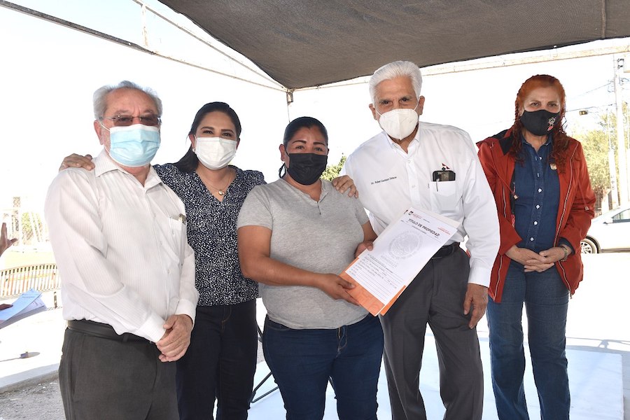 Entrega Celida López títulos de propiedad a familias de Las Peredas y Adolfo López Mateos