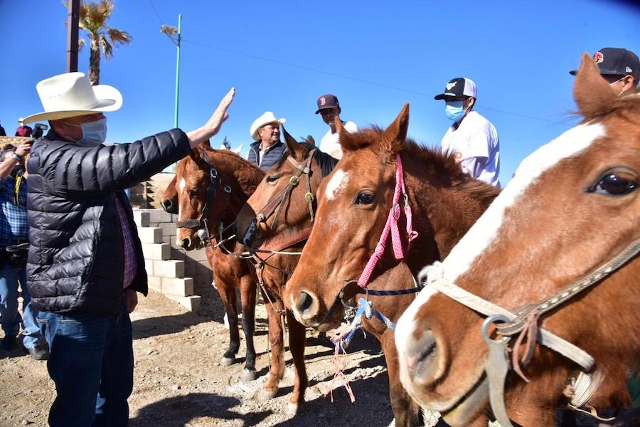 Con cabalgata reciben a «El Borrego» Gándara en la Sierra Baja