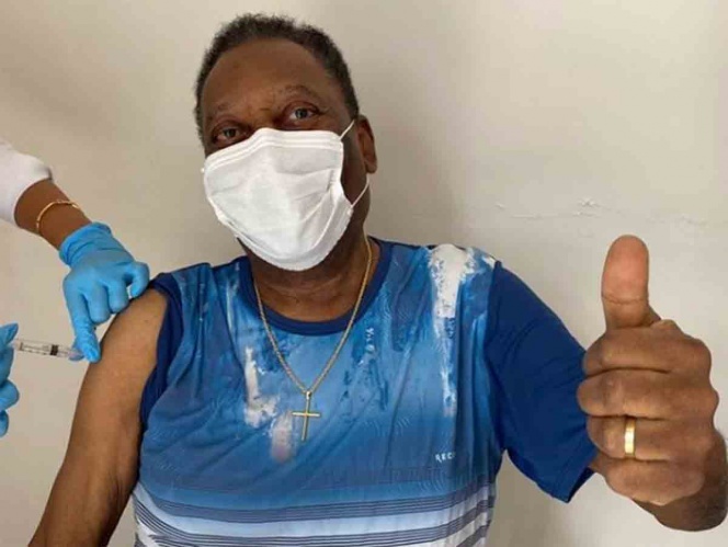 Pelé recibe la vacuna contra el covid-19
