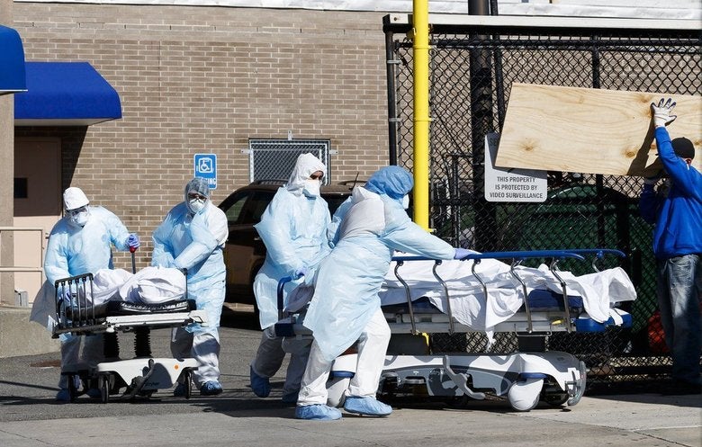Reconoce Gobierno: van 321 mil muertos por la pandemia