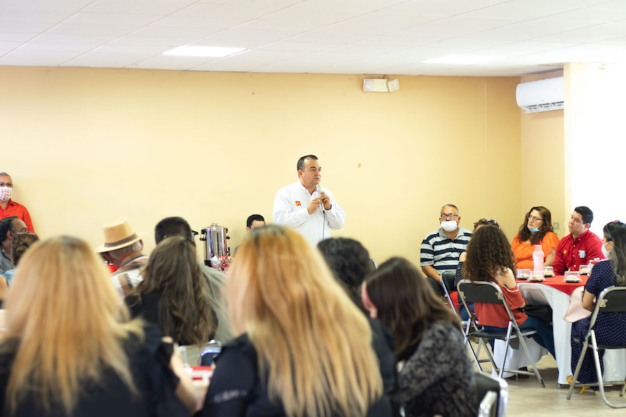 Ante maestros, reitera Pepe Celaya su compromiso de que la 4T llegue a Hermosillo
