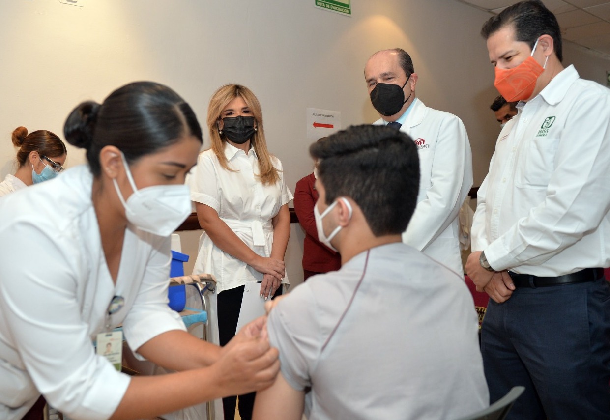 Recibe personal de salud de segunda línea de atención COVID primera dosis de vacuna: Gobernadora