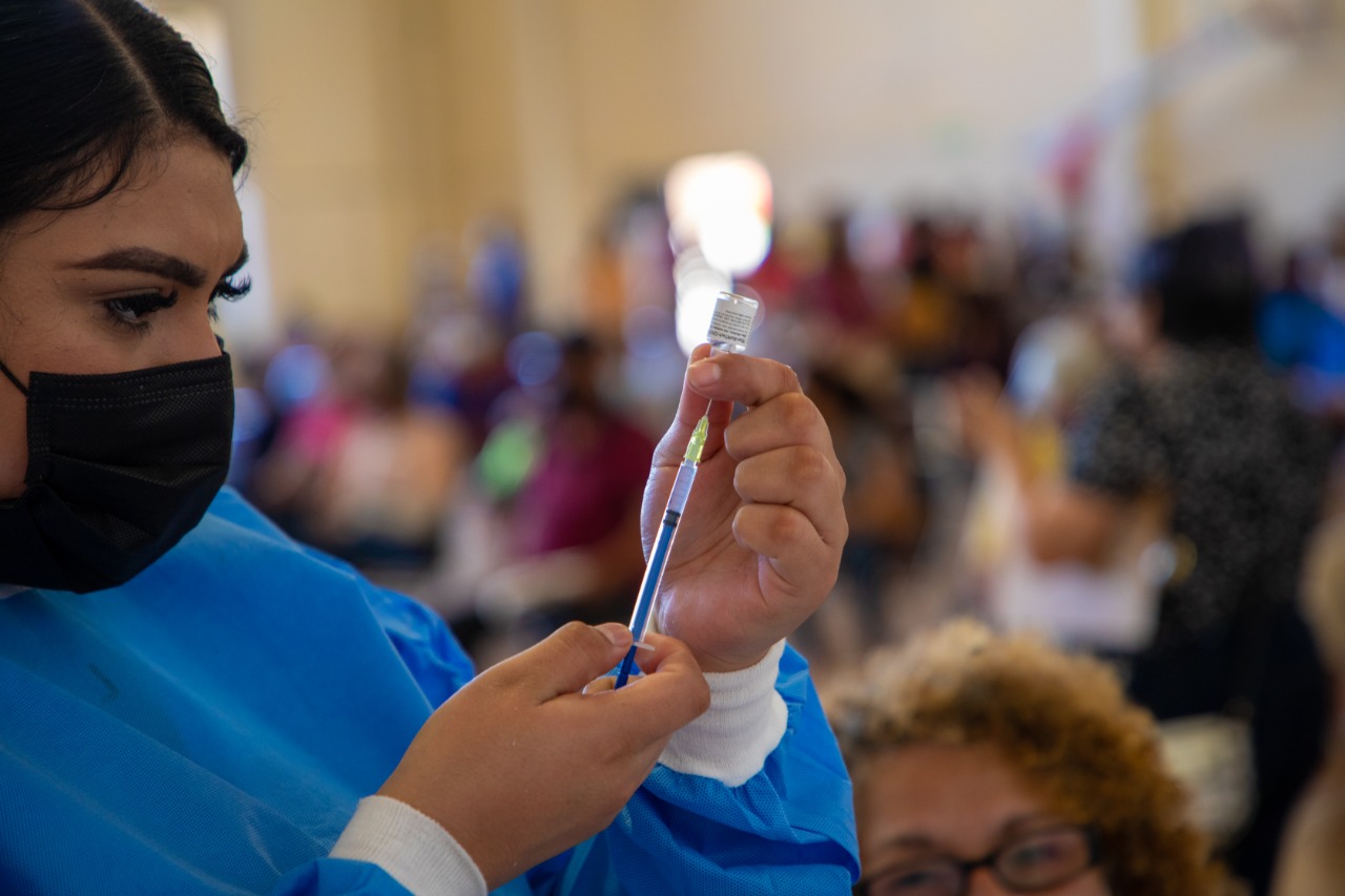 Vacunan contra COVID-19 a personas de 40-49 años y embarazadas en 7 municipios de Sonora