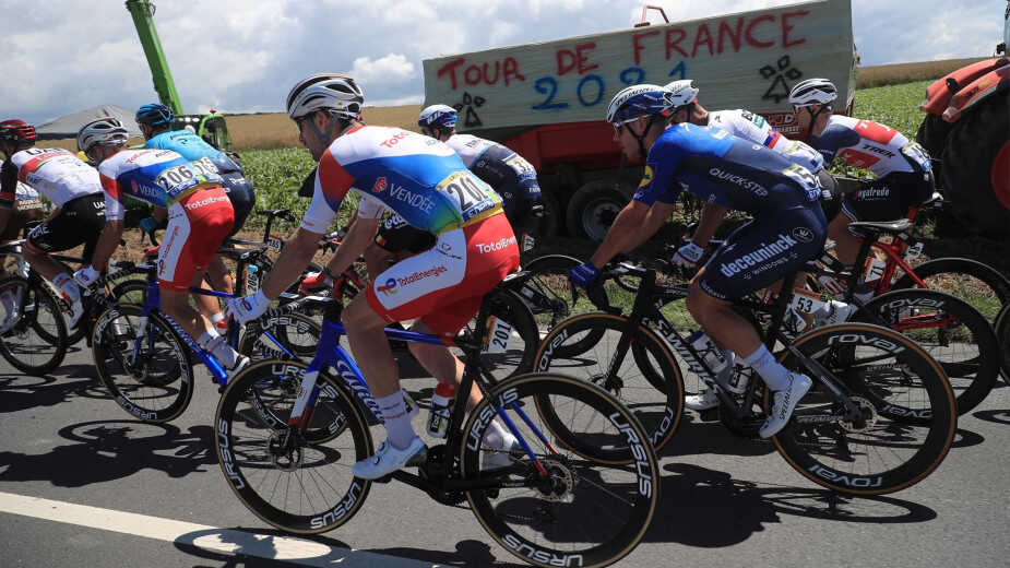Arrestan a espectadora que ocasionó múltiple caída en el Tour de Francia