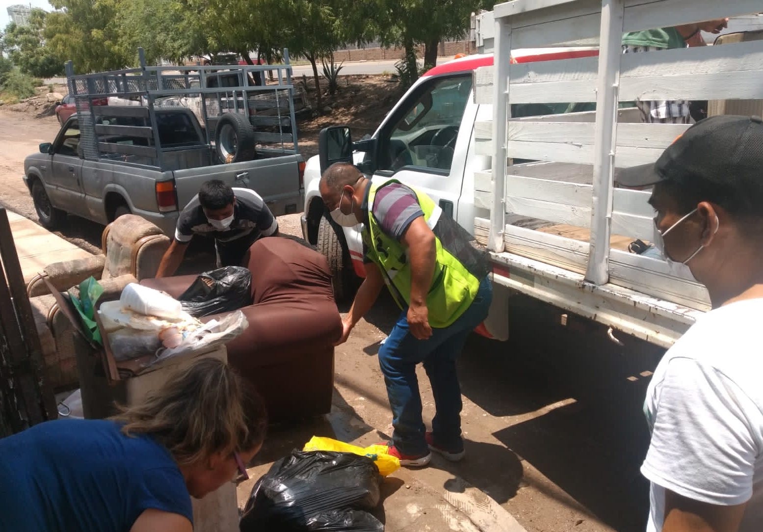Apoya Protección Civil  con trabajos de limpieza en viviendas afectadas por lluvia del pasado sábado