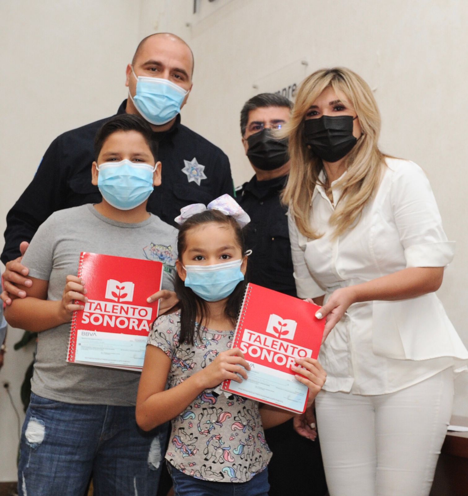 Entrega gobernadora Pavlovich becas a hijas e hijos de Policías Estatales