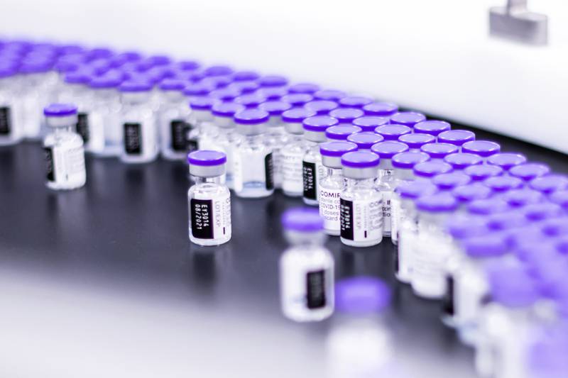 Vacuna COVID de Pfizer pierde efectividad y quizá necesites tercera dosis
