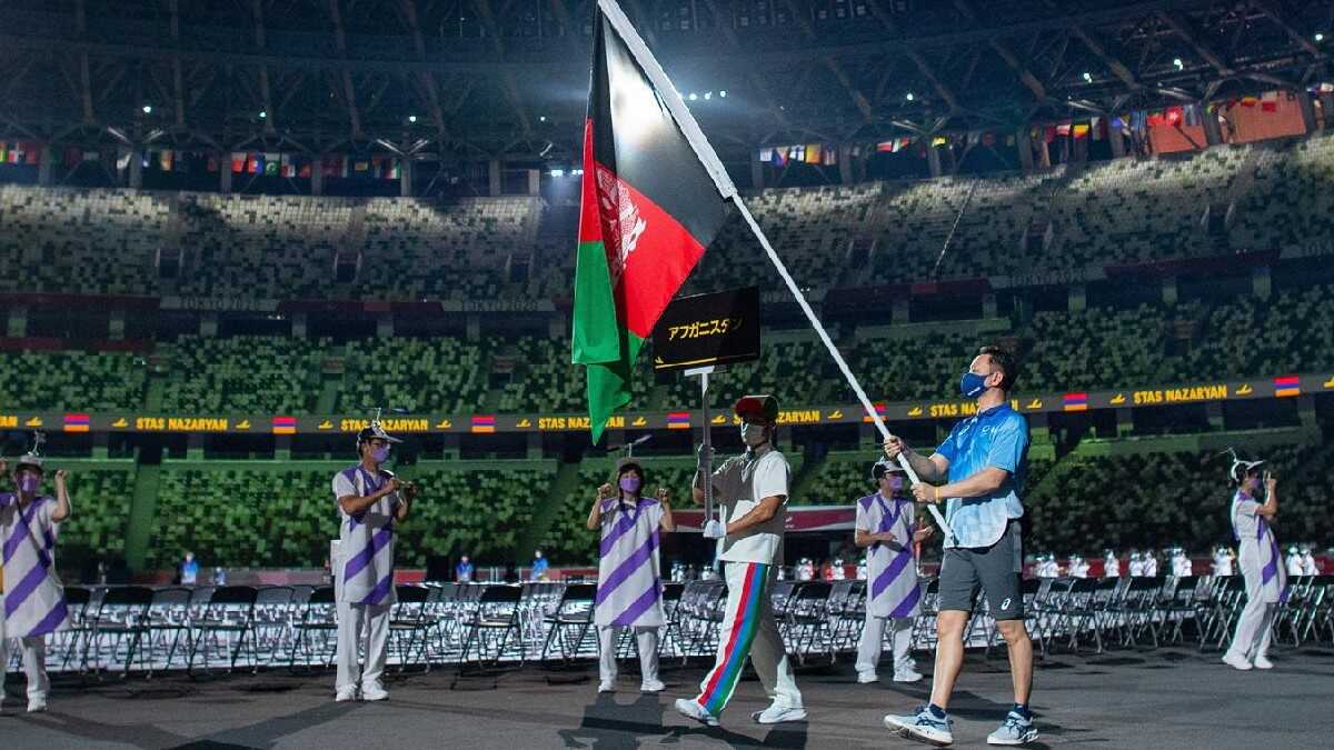 Sin deportistas , desfila bandera de Afganistán como homenaje en los Paralímpicos