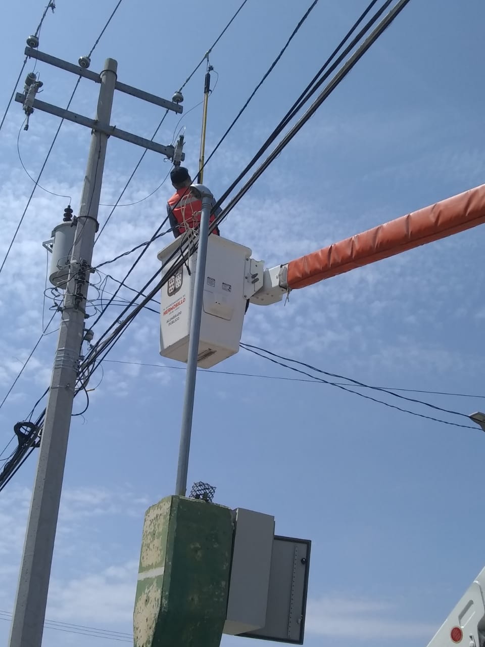 Atiende Alumbrado Público sistema de luminarias en colonia La Huerta
