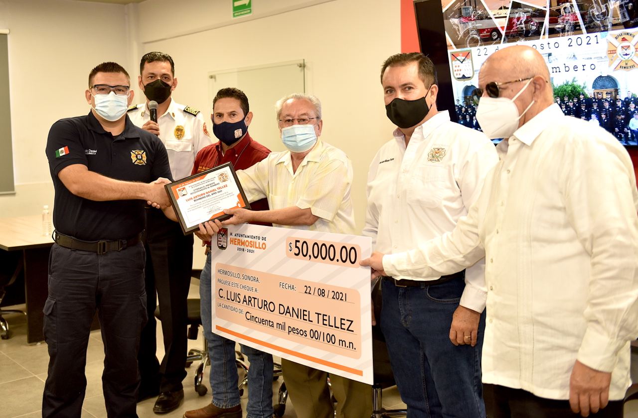 Reconocen a Bomberos de Hermosillo en su día