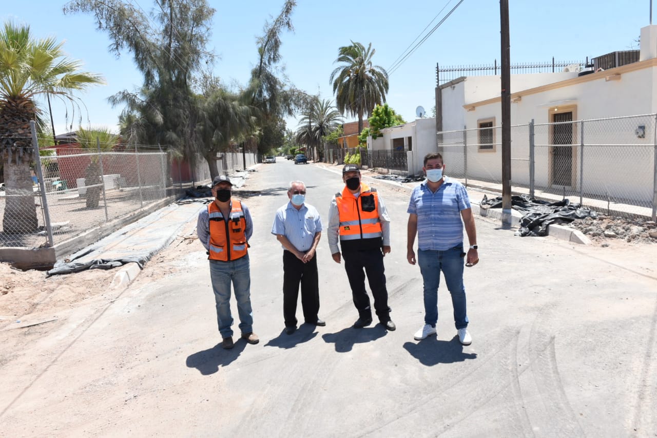 Supervisa Alcalde Fermín González obras de pavimentación en Miguel Alemán y Bahía de Kino
