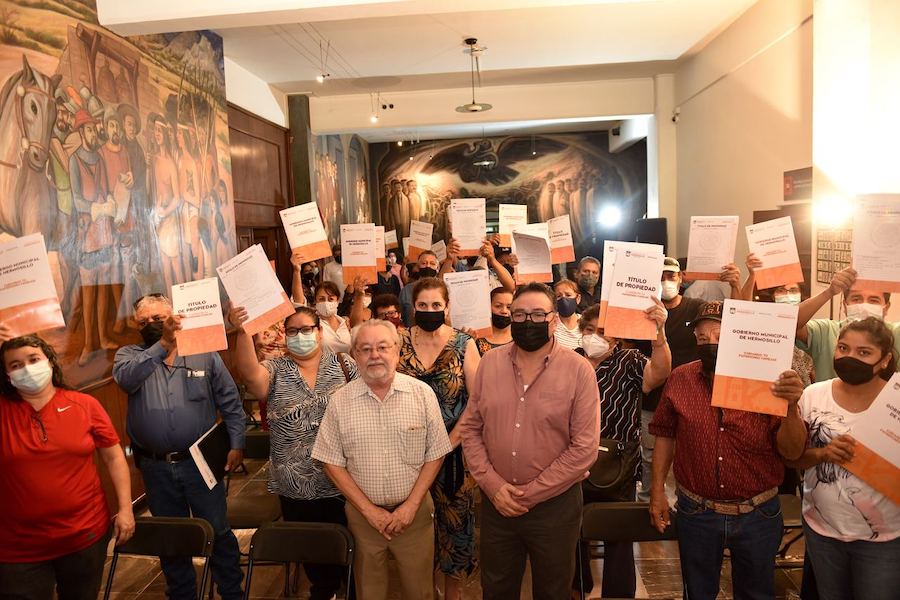 Entregan títulos de propiedad a familias de distintas colonias de Hermosillo