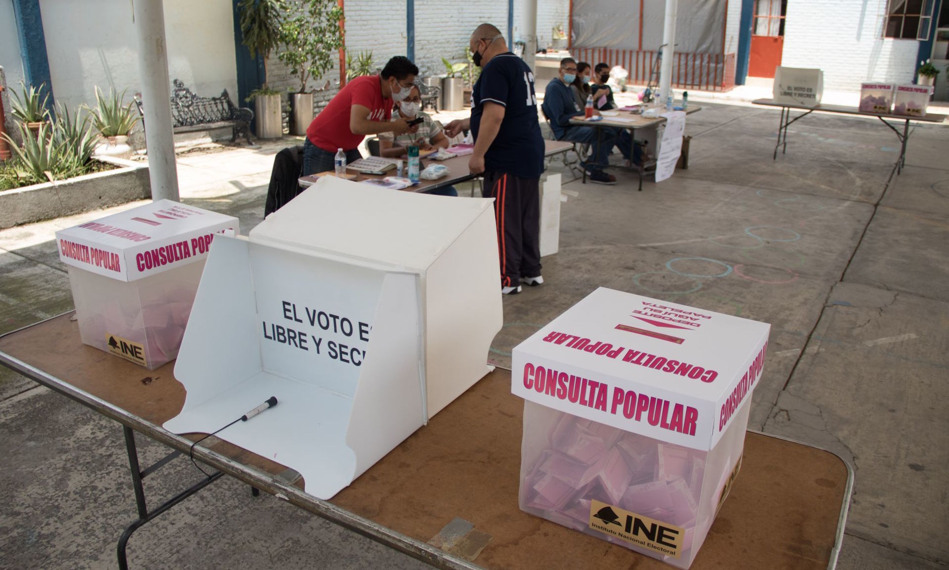 Consulta popular transcurrió entre reclamos de Morena y poca participación Consulta popular transcurrió entre reclamos de Morena y poca participación
