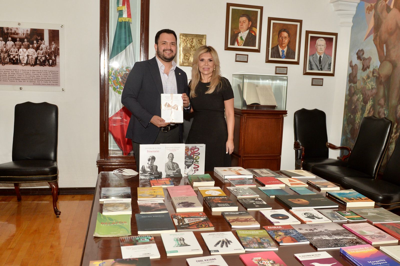Recibe Gobernadora colección de 141 títulos publicados por ISC durante su periodo de gobierno