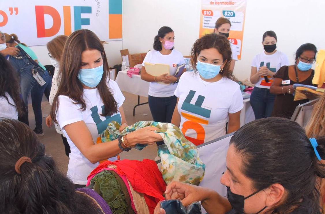 Lleva DIF municipal bazar de ropa nueva a precios simbólicos a Bahía de Kino