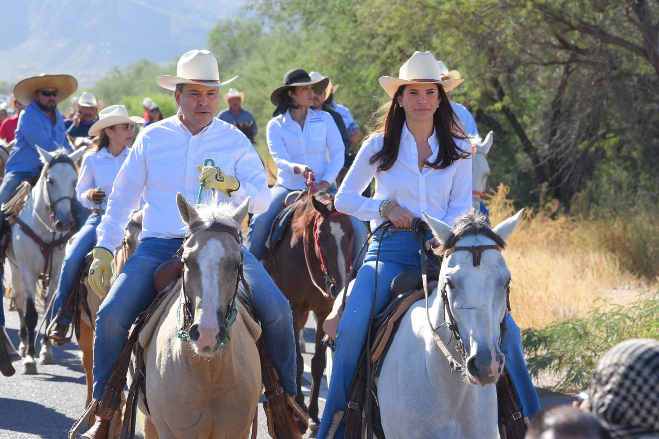 Participan Toño Astiazarán y su esposa en Cabalgata San Judas Tadeo