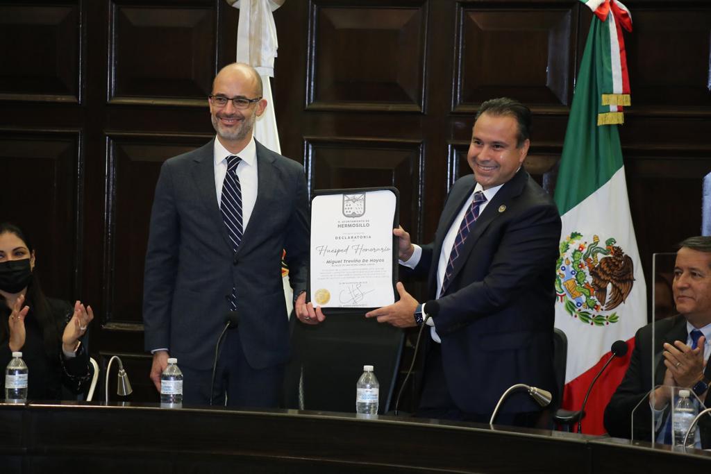 Es huésped honorario Alcalde de San Pedro Garza García