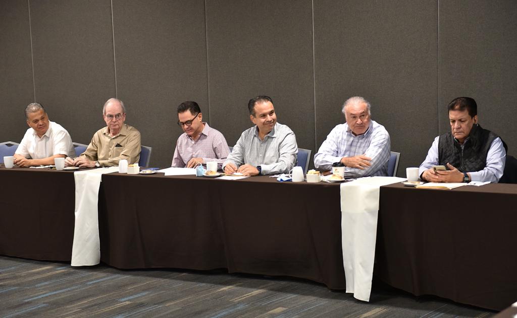 Se reúne Toño Astiazarán con integrantes de Visión Hermosillo 20-25