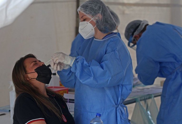 Salud suma 3 mil 574 casos de COVID en un día y 261 muertes
