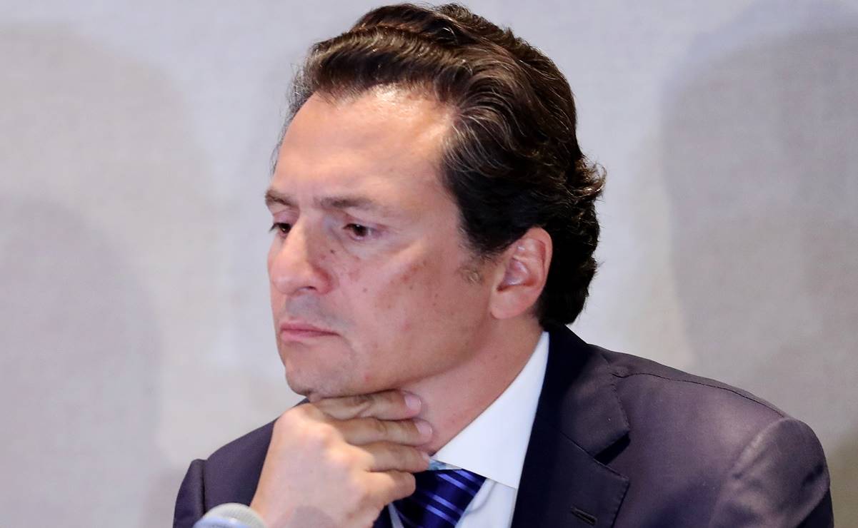 Lozoya cambió el traje sastre por el uniforme beige