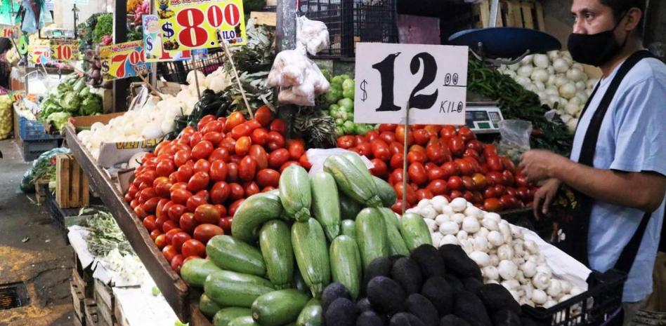 Aumento al salario mínimo mantiene déficit de 38% para adquirir canasta básica