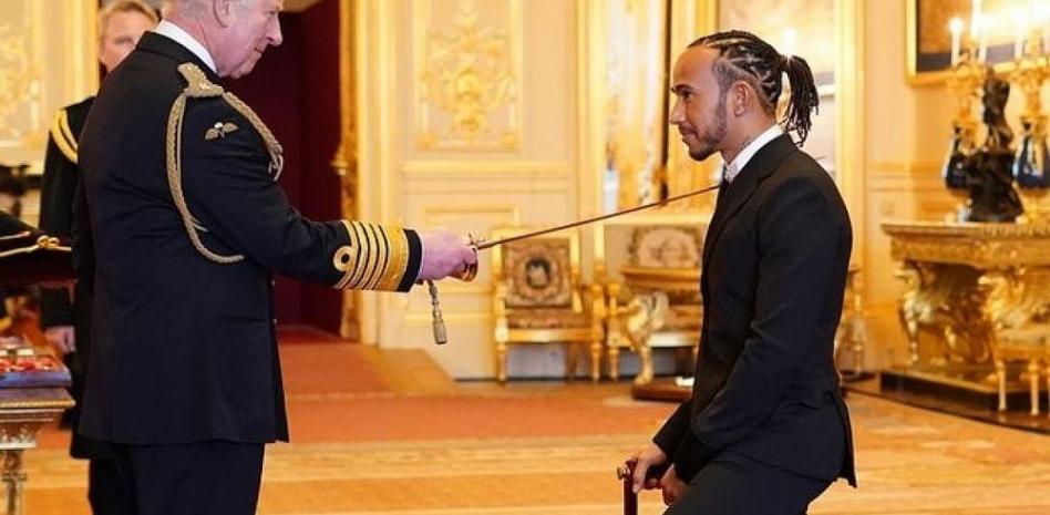 “Sir” Lewis Hamilton, nombrado caballero por el Príncipe Carlos