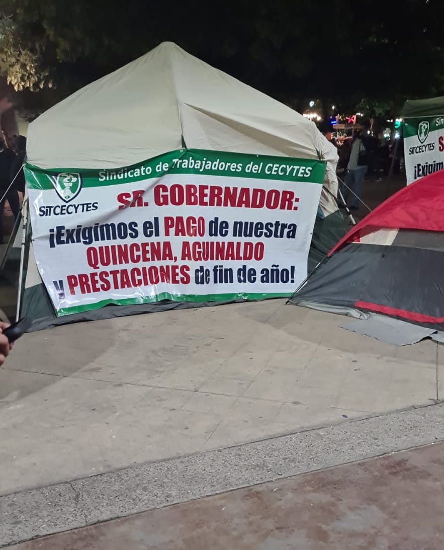 Continúan trabajadores de Cecytes y Conalep con la manifestación afuera de Palacio de gobierno