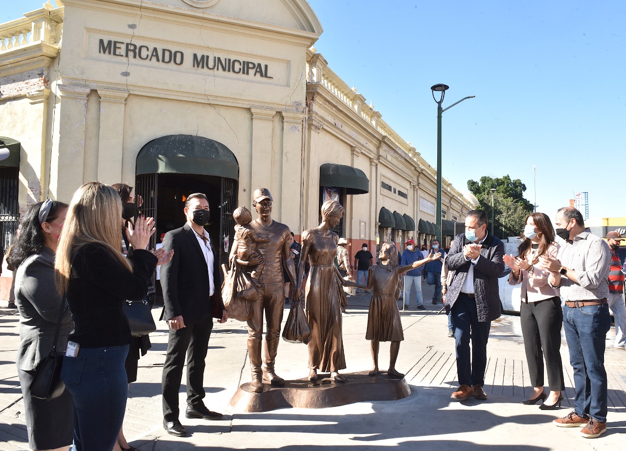 Devela Toño Astiazarán escultura dedicada a la familia en el Mercado Municipal