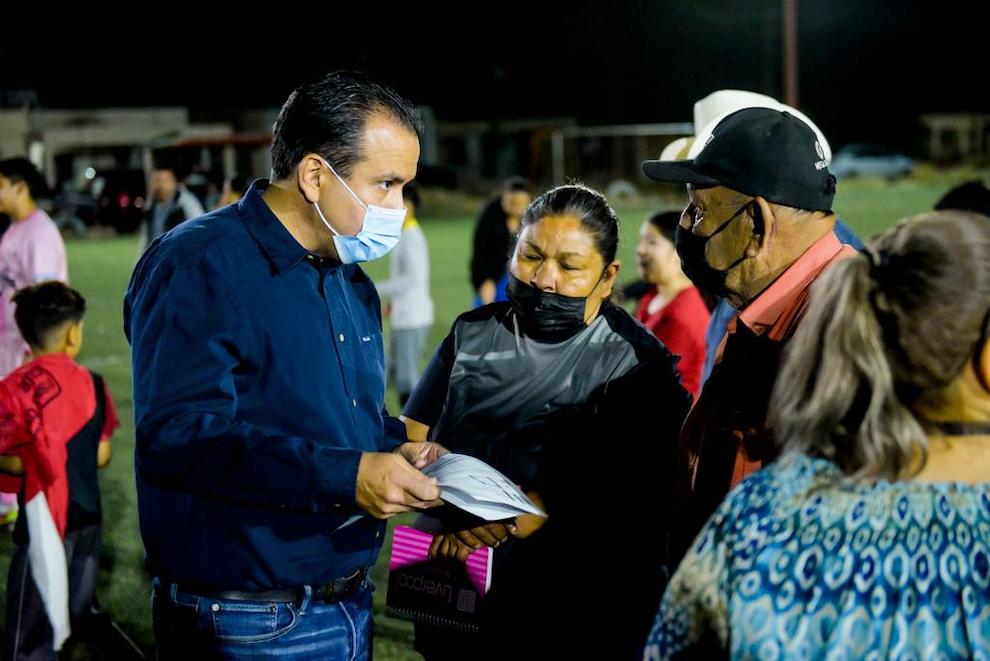 Entrega Toño Astiazarán rehabilitación de alumbrado en cancha deportiva de colonia Hacienda de la Flor