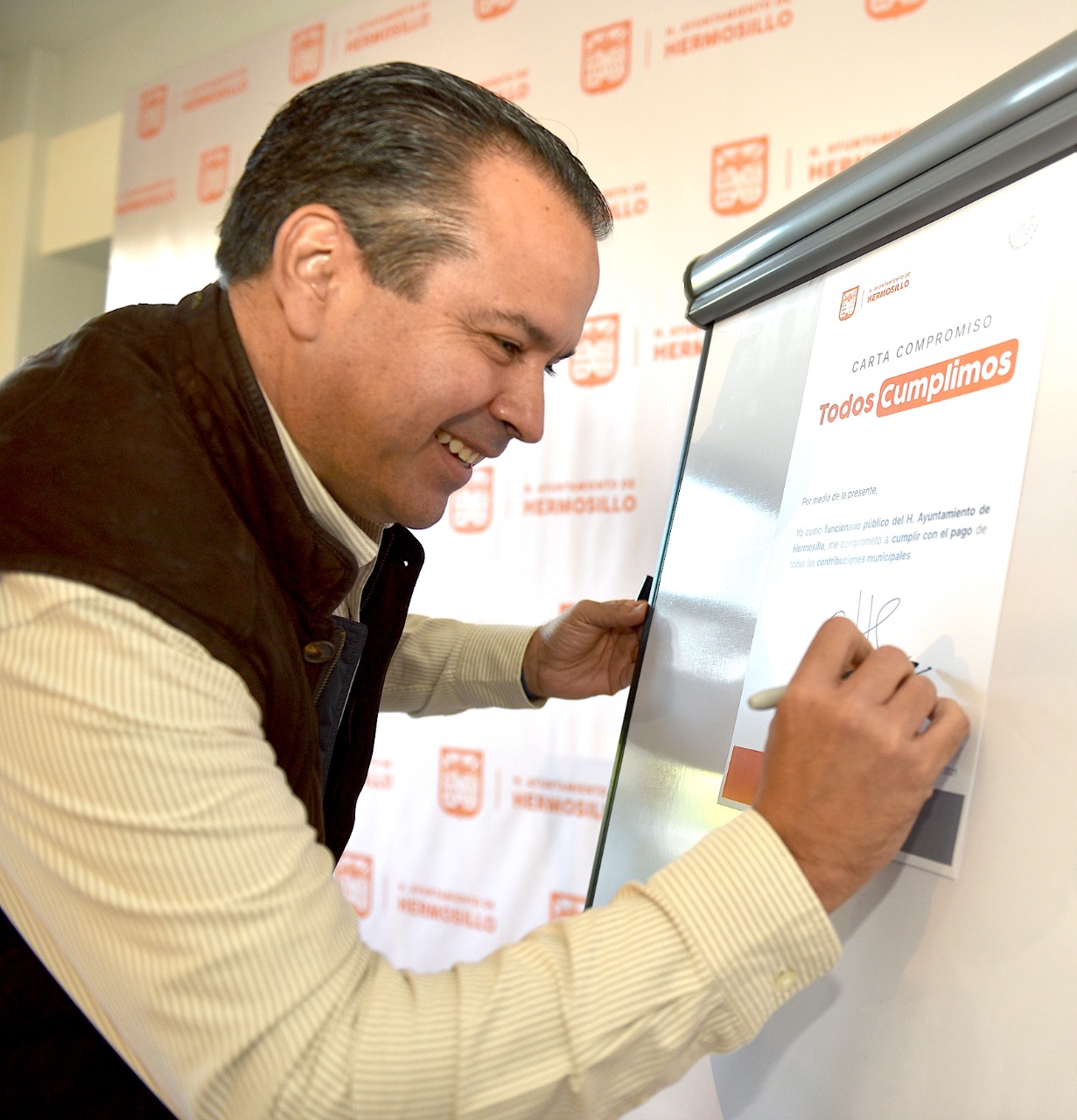 Firma Toño Astiazarán carta compromiso Todos Cumplimos