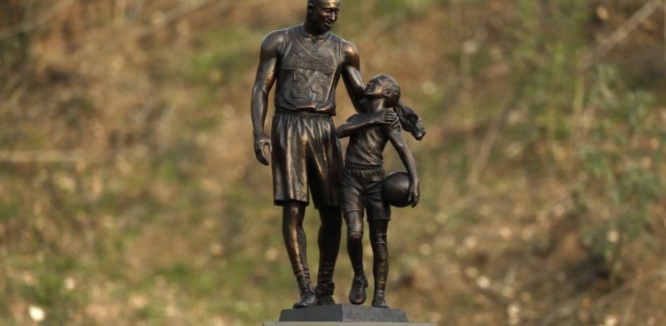 Una estatua temporal de Kobe Bryant e hija recuerda su muerte 2 años después