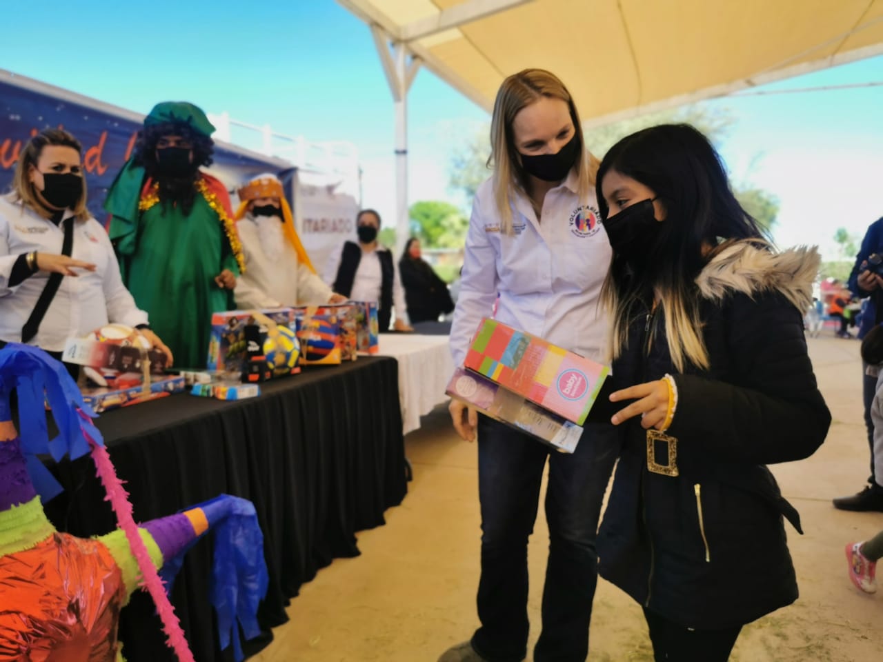 Dona Voluntariado SEC juguetes a alumnos migrantes que viven en campos agrícolas Dona Voluntariado SEC juguetes a alumnos migrantes que viven en campos agrícolas