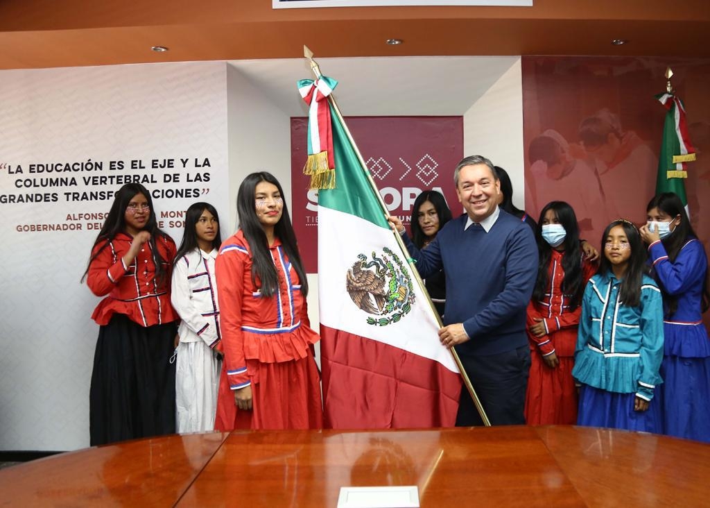 Abandera secretario de Educación y Cultura a escolta de la nación comcáac