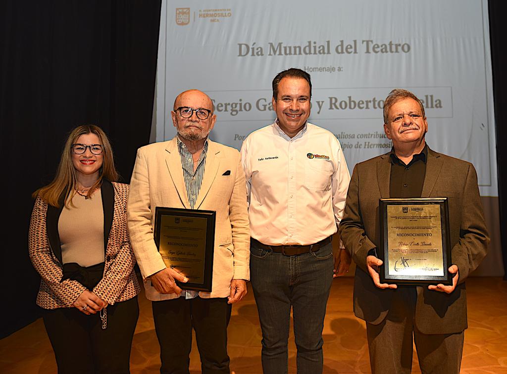 Reconoce Toño Astiazarán trayectoria de dos grandes del teatro: Sergio Galindo y Roberto Corella