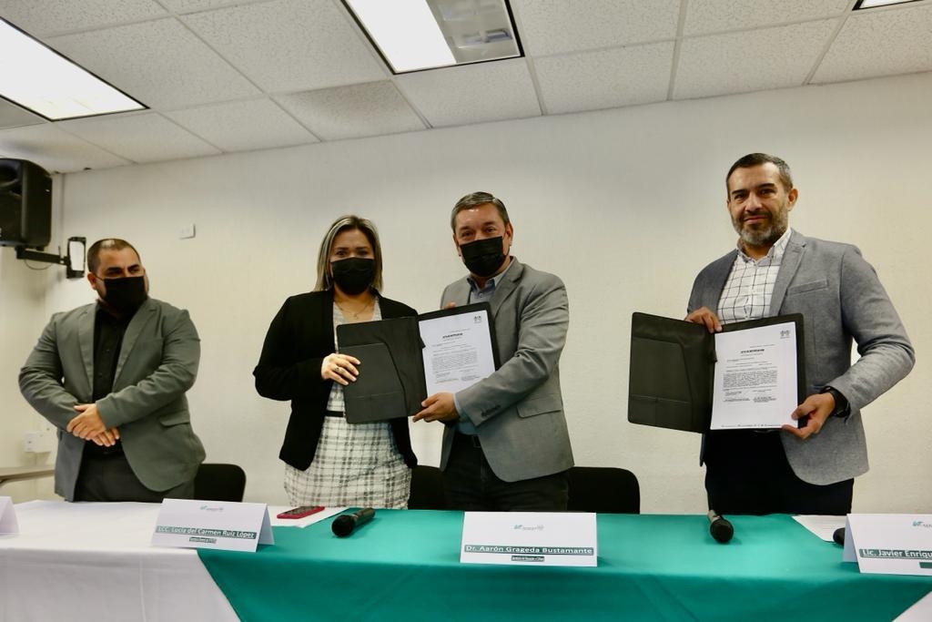 Entrega secretario de Educación y Cultura Dictamen de Acreditación y Acta de Entrega de Infonavit a la UTG
