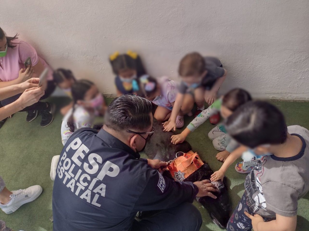 Interactúan con niños Dexter y Pepol, de la unidad canina de la Policía Estatal